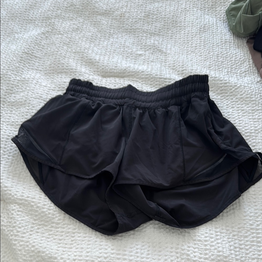 Women's Lululemon 2.5 inch hotty hot shorts size 6 black